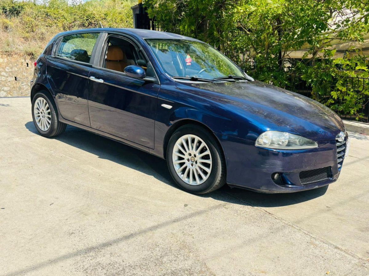 Alfa Romeo 147 1.9 JTD (120) 5 porte Distinctive (2)
