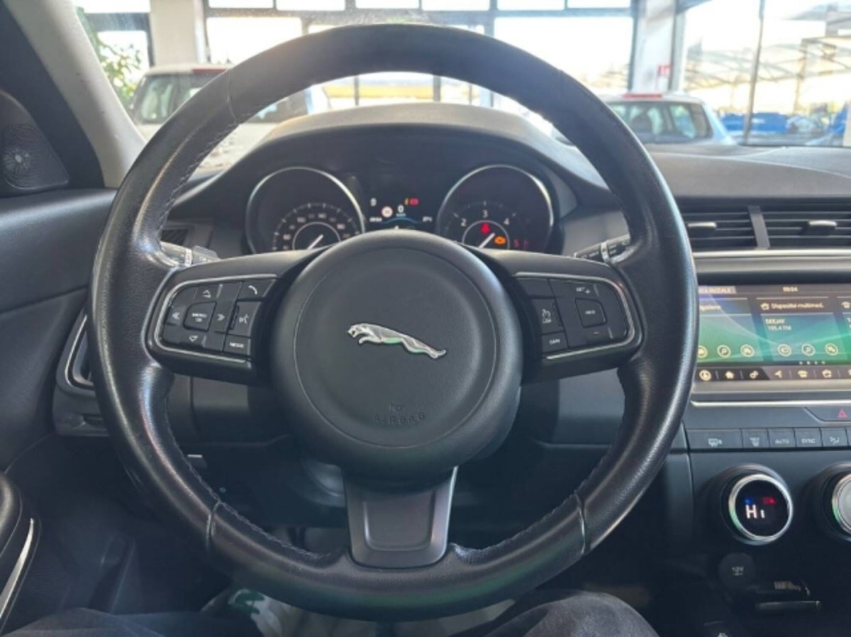 Jaguar E-Pace 2.0D 150 CV AWD aut. SE (15)