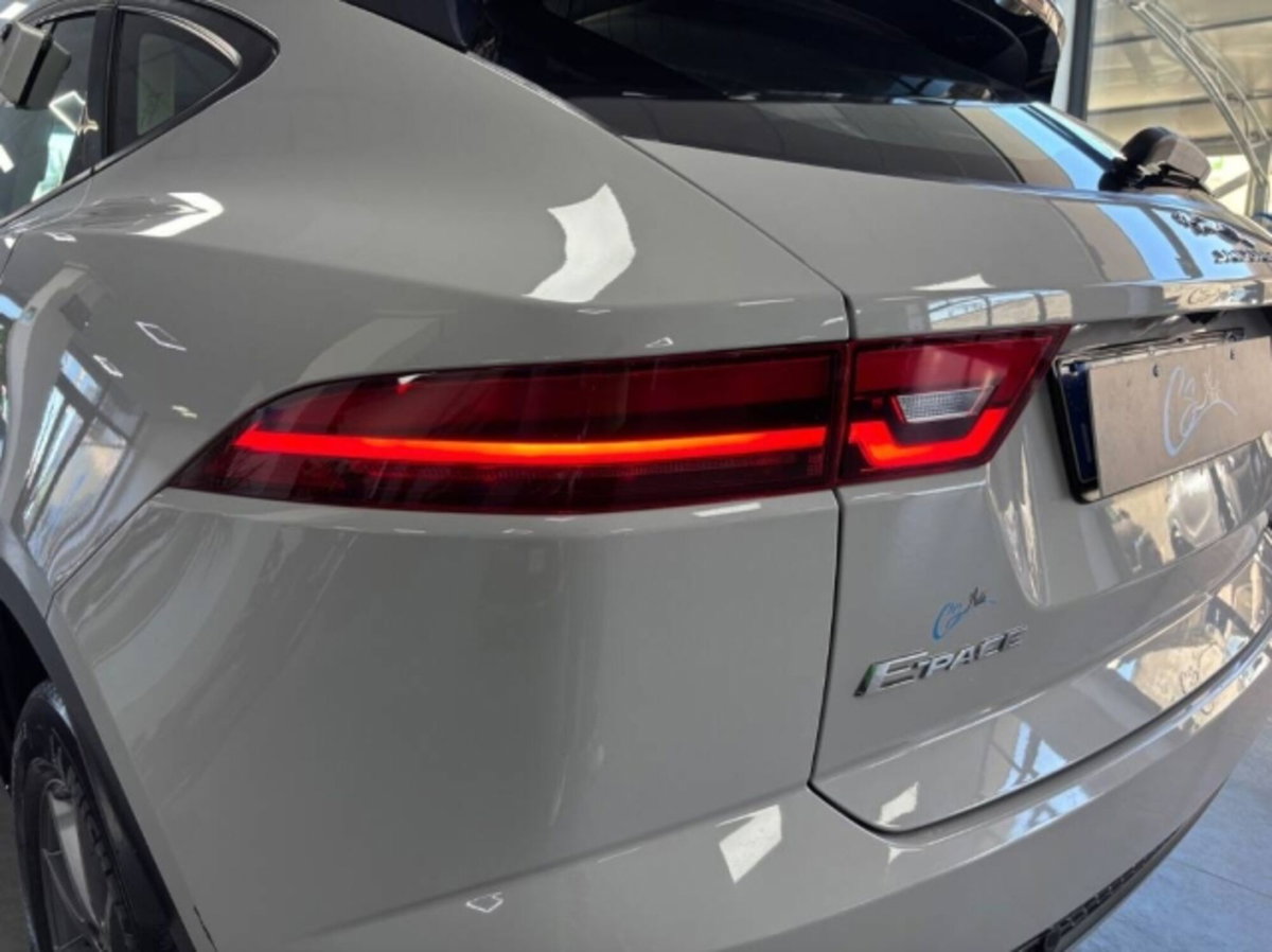 Jaguar E-Pace 2.0D 150 CV AWD aut. SE (6)