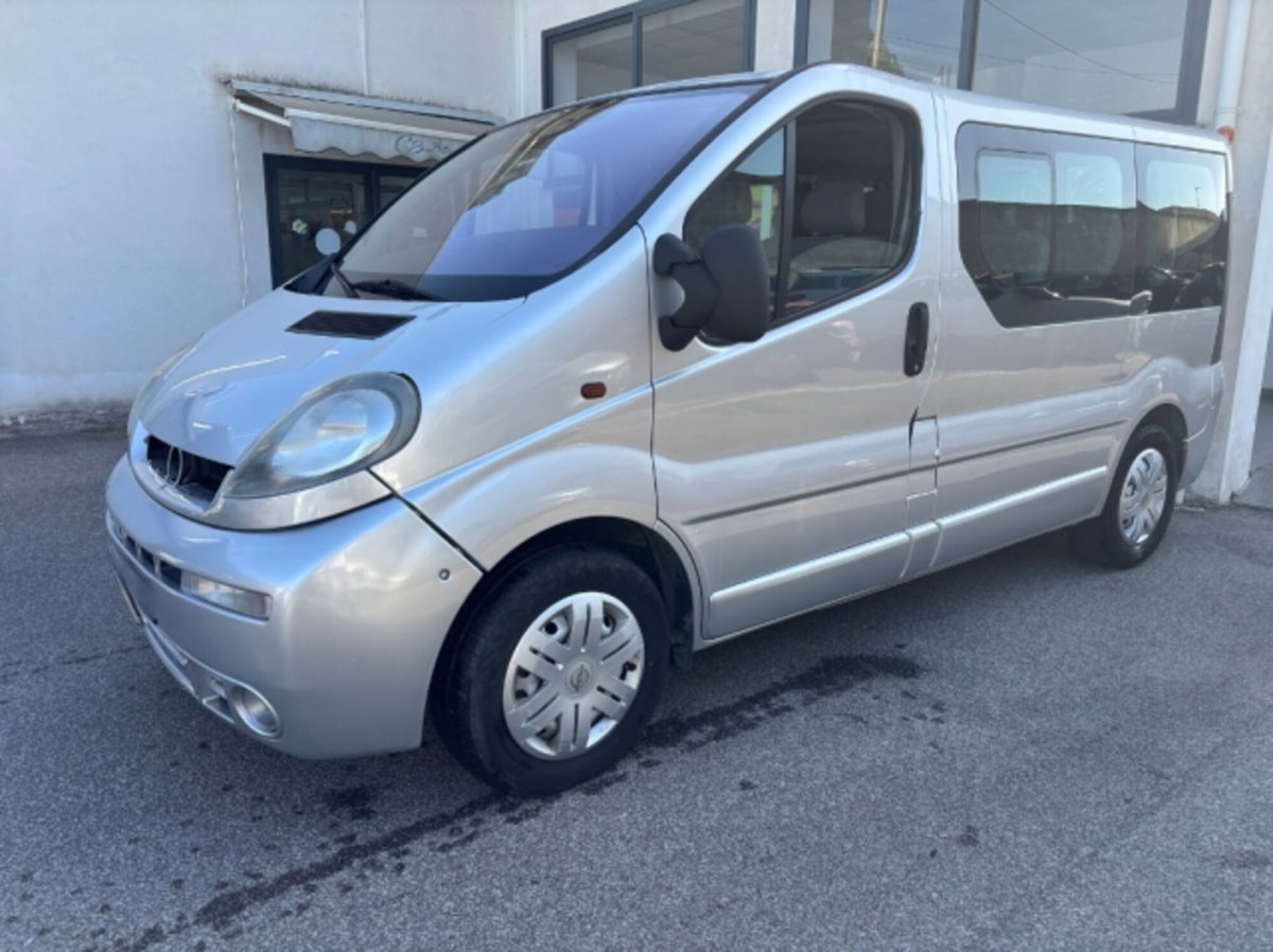 Opel Vivaro Furgone 27 2.5 DTI PC-TN Combi (2)