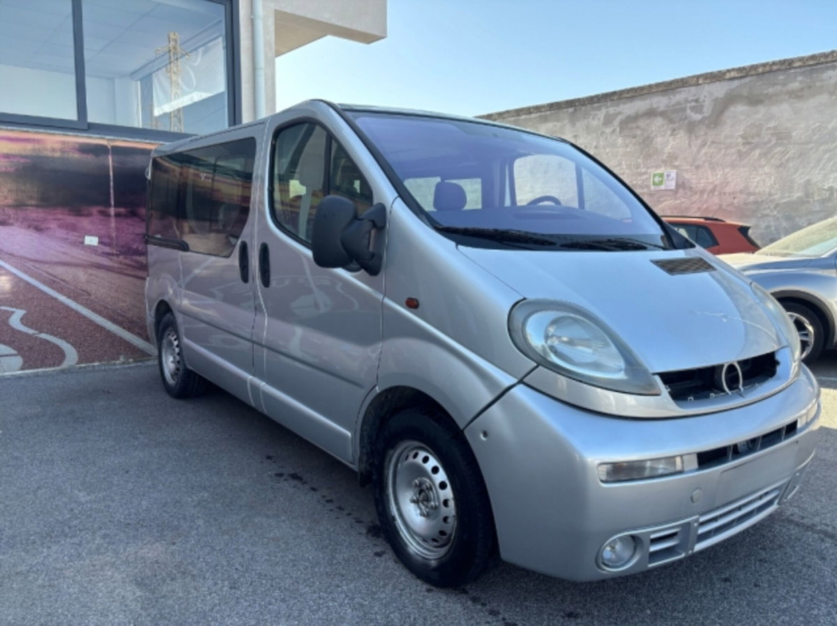 Opel Vivaro Furgone 27 2.5 DTI PC-TN Combi (3)