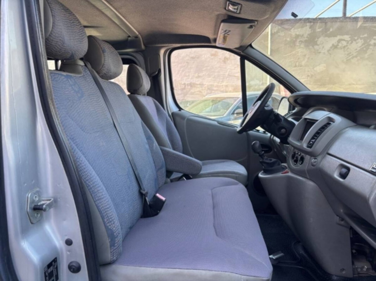 Opel Vivaro Furgone 27 2.5 DTI PC-TN Combi (4)