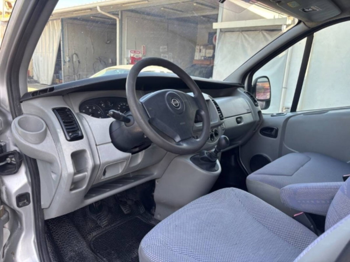 Opel Vivaro Furgone 27 2.5 DTI PC-TN Combi (5)