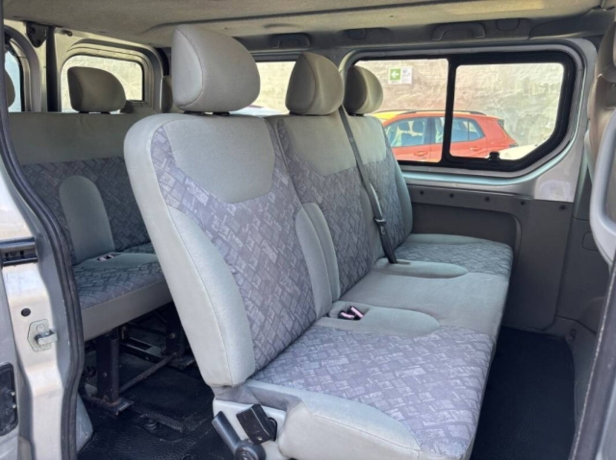 Opel Vivaro Furgone 27 2.5 DTI PC-TN Combi (6)