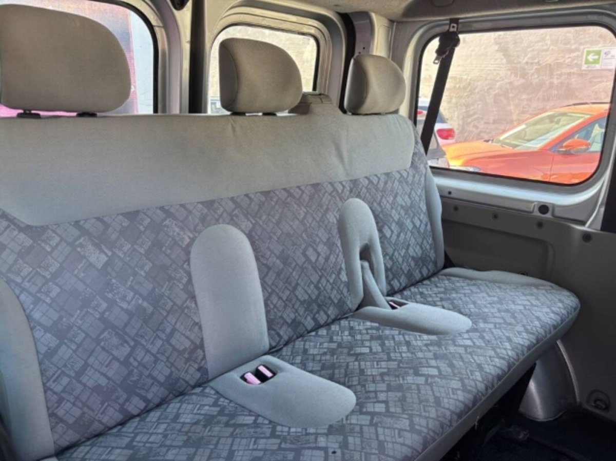 Opel Vivaro Furgone 27 2.5 DTI PC-TN Combi (7)