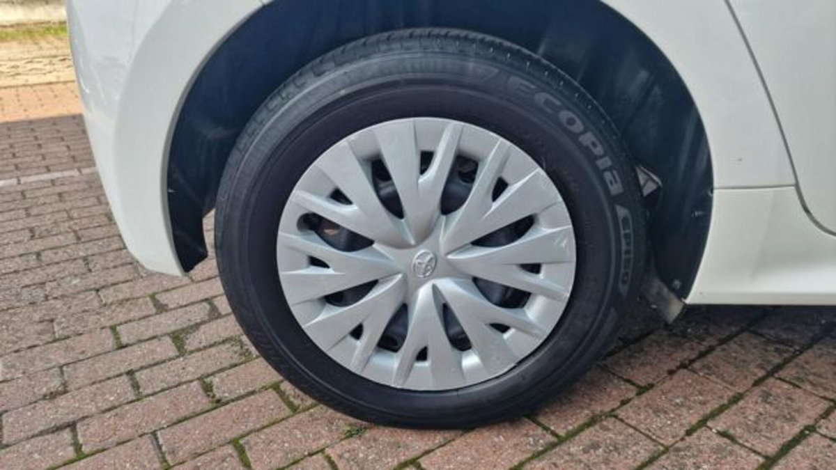 Toyota Yaris 1.0 5 porte Active (6)