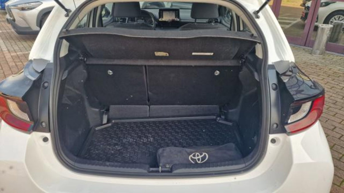 Toyota Yaris 1.0 5 porte Active (5)
