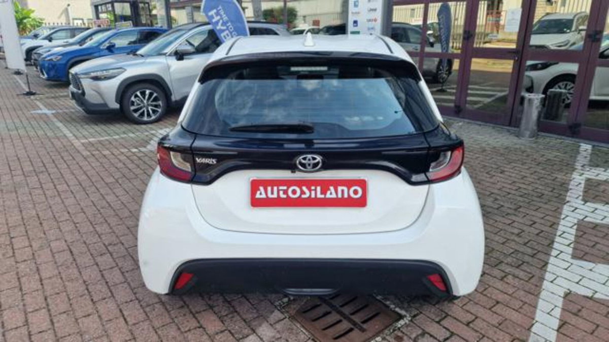 Toyota Yaris 1.0 5 porte Active (2)