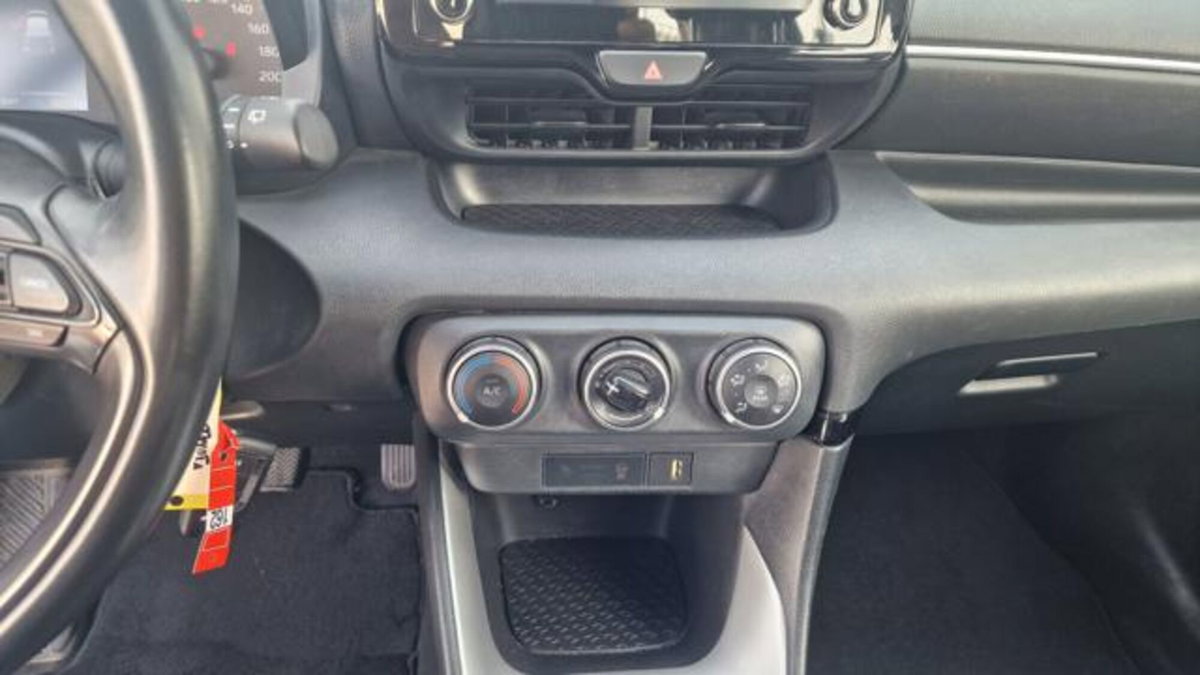 Toyota Yaris 1.0 5 porte Active (4)