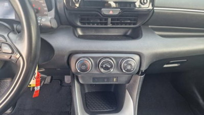 Toyota Yaris 1.0 5 porte Active (4)