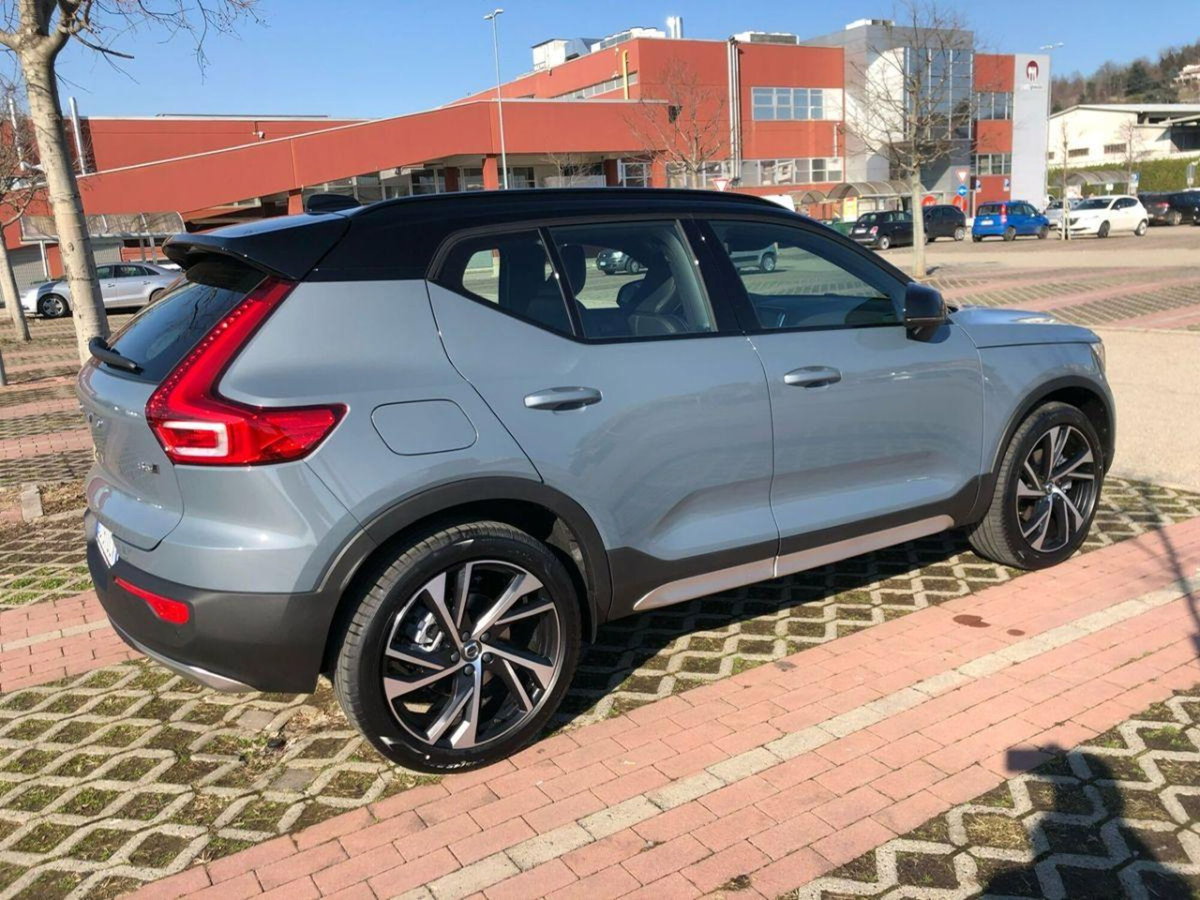 Volvo XC40 B5 AWD Geartronic R-design (2)