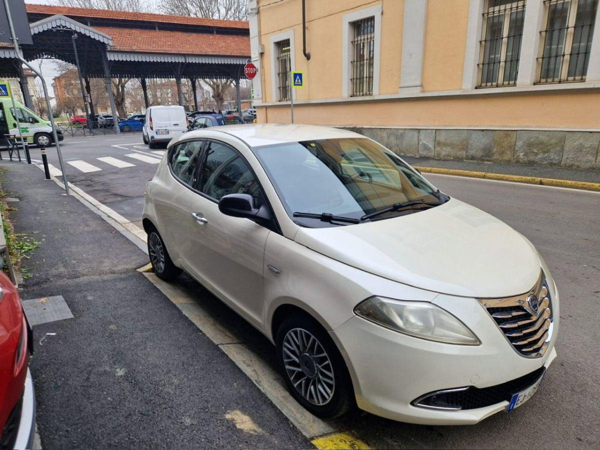 Lancia Ypsilon 1.3 MJT 16V 95 CV 5 porte S&S Gold (2)