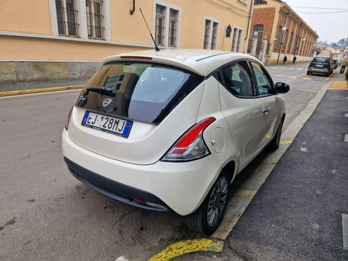 Lancia Ypsilon 1.3 MJT 16V 95 CV 5 porte S&S Gold (5)