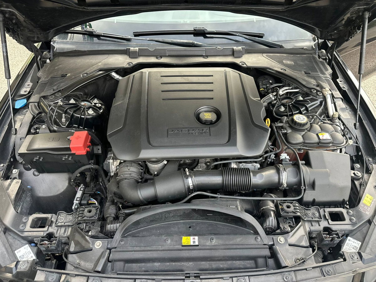 Jaguar XE 2.0 D Turbo 180CV aut. Portfolio (11)