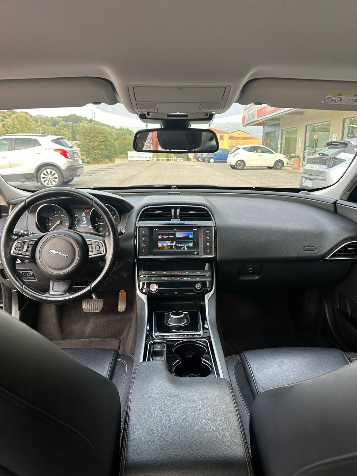 Jaguar XE 2.0 D Turbo 180CV aut. Portfolio (13)