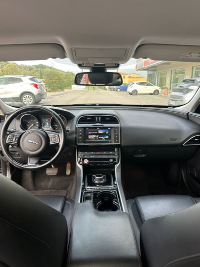Jaguar XE 2.0 D Turbo 180CV aut. Portfolio (13)