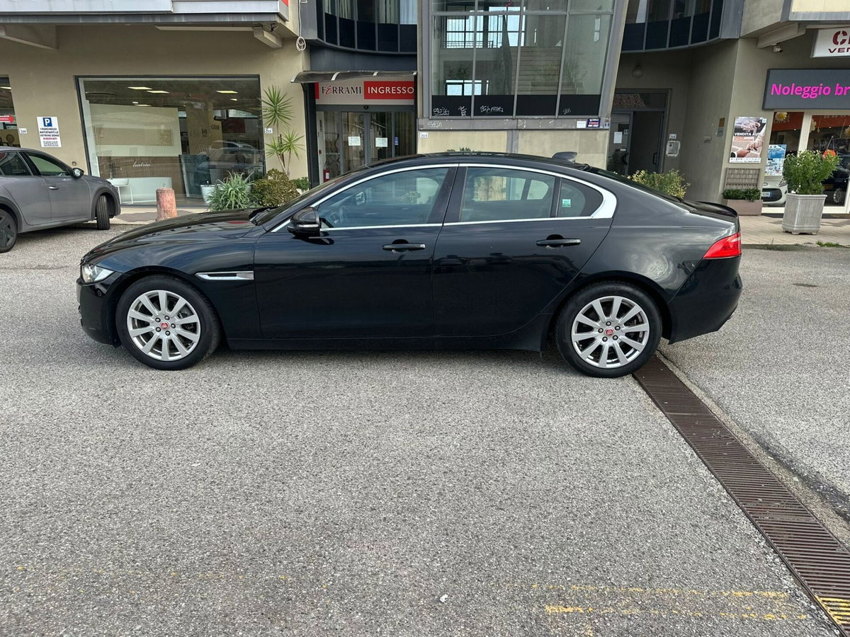 Jaguar XE 2.0 D Turbo 180CV aut. Portfolio (2)