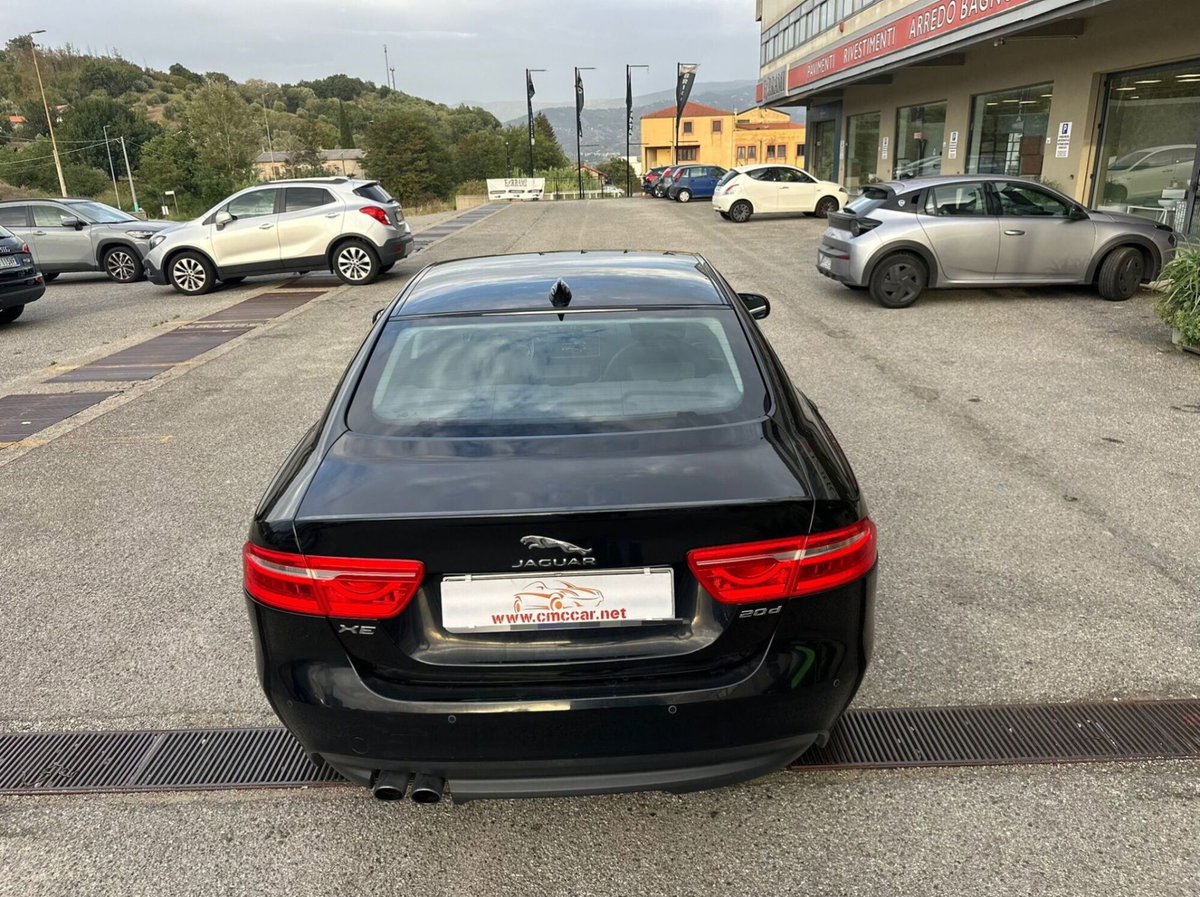 Jaguar XE 2.0 D Turbo 180CV aut. Portfolio (4)