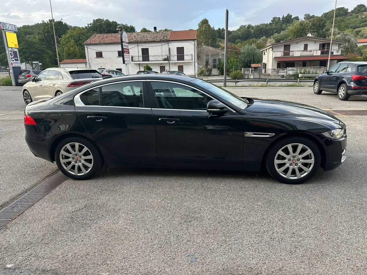 Jaguar XE 2.0 D Turbo 180CV aut. Portfolio (6)