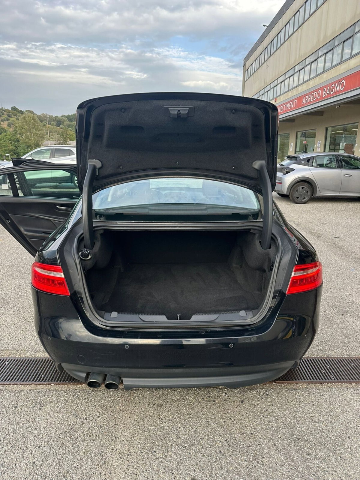 Jaguar XE 2.0 D Turbo 180CV aut. Portfolio (9)