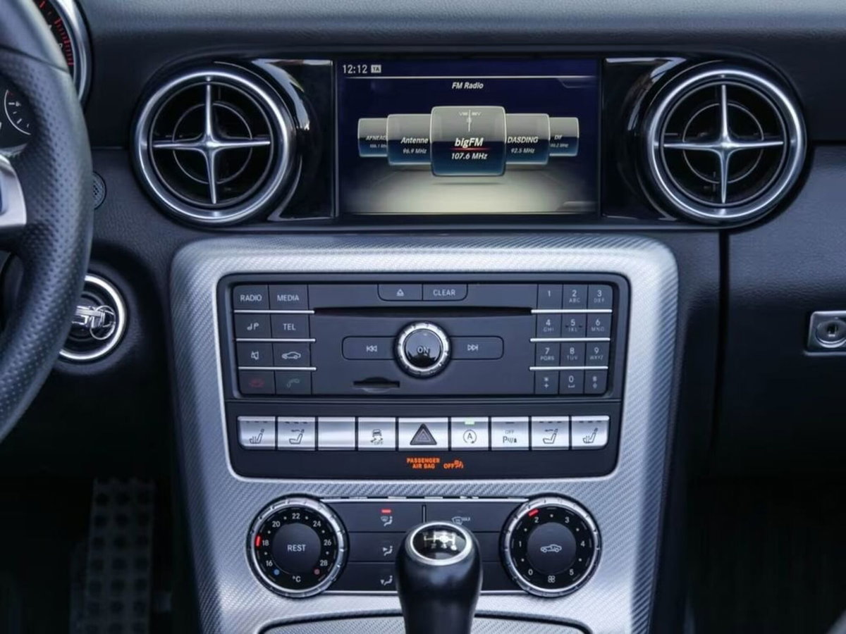 Mercedes-Benz SLC 180 Premium (10)