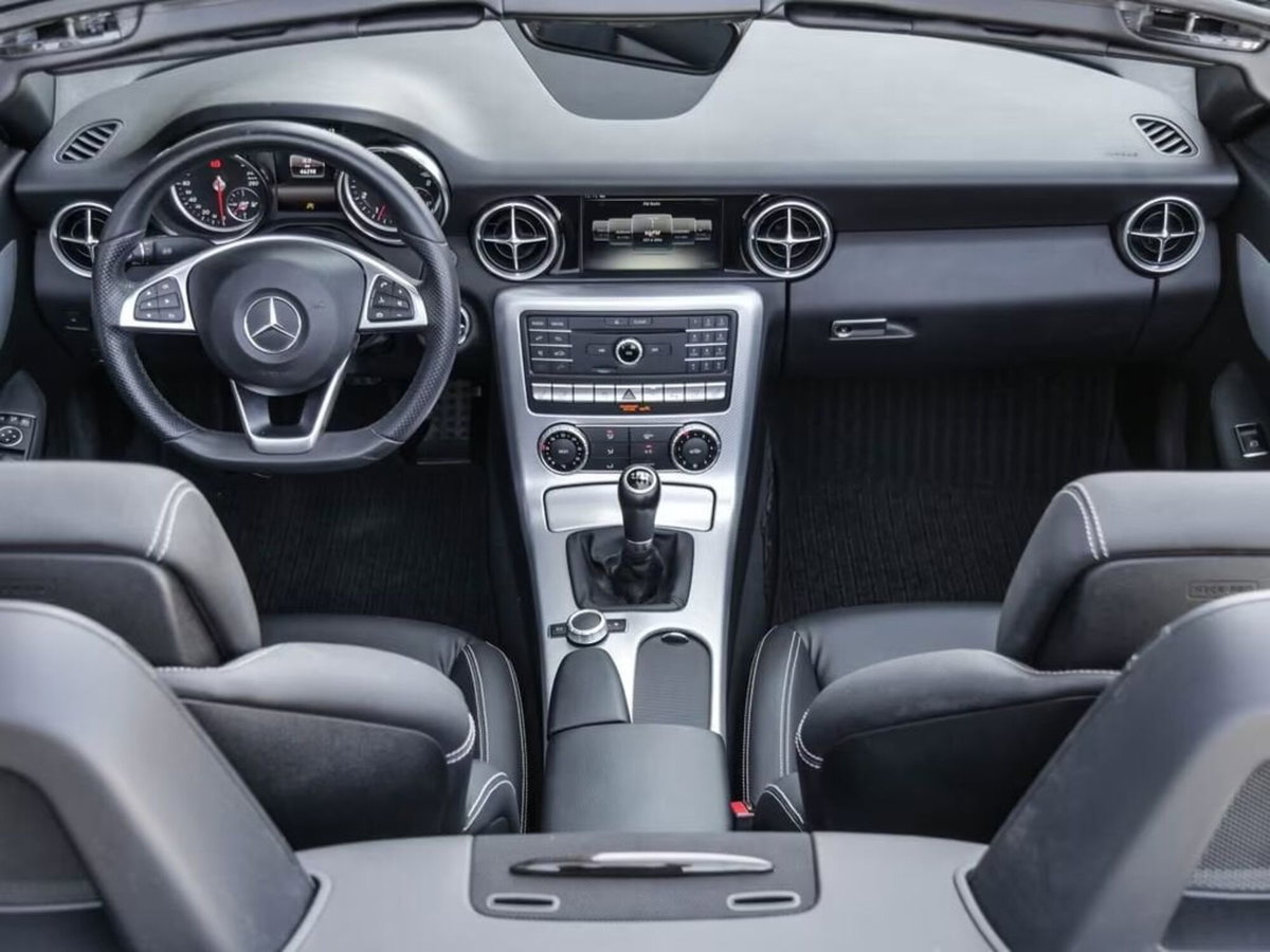 Mercedes-Benz SLC 180 Premium (12)