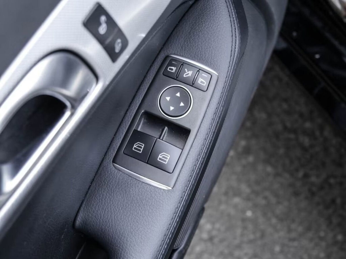 Mercedes-Benz SLC 180 Premium (4)