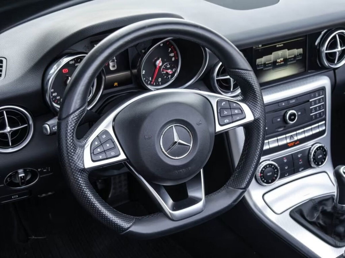 Mercedes-Benz SLC 180 Premium (5)