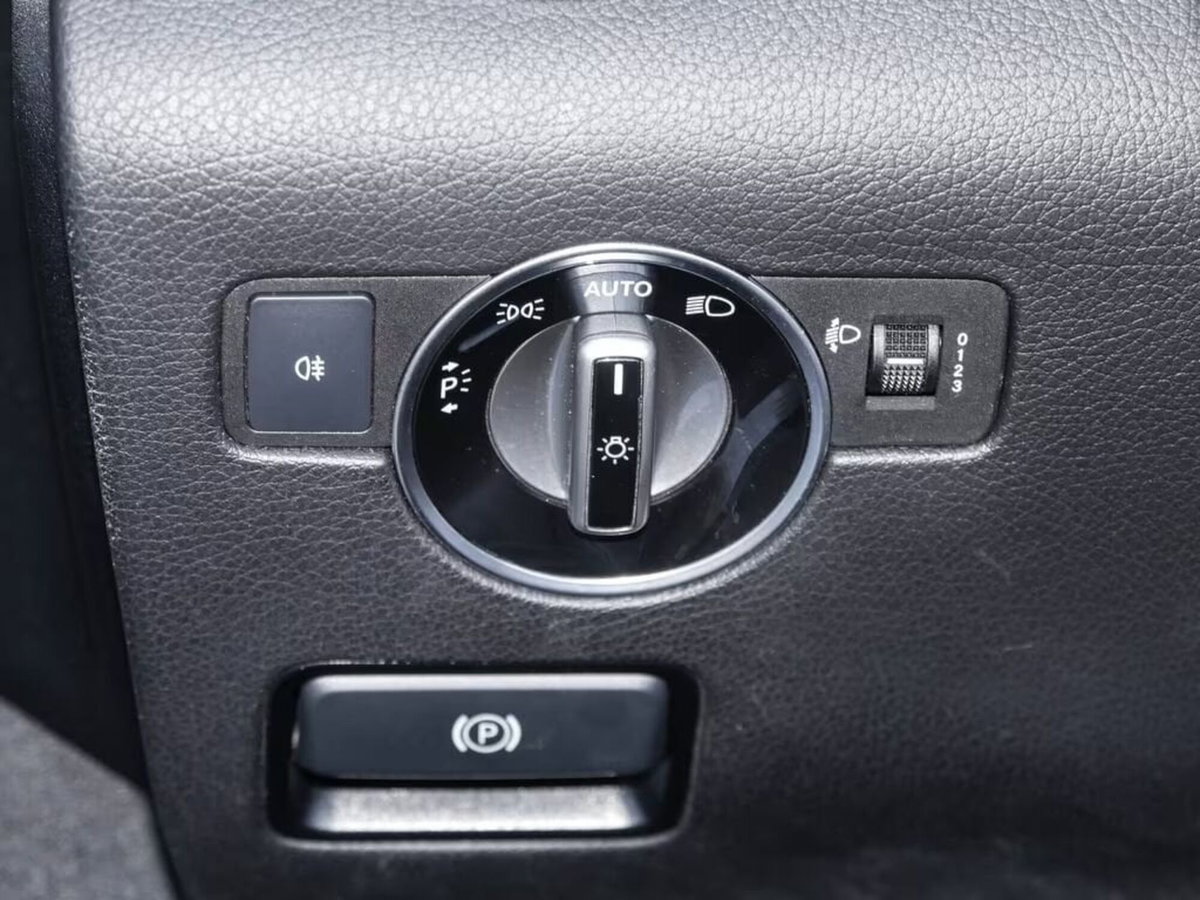 Mercedes-Benz SLC 180 Premium (6)
