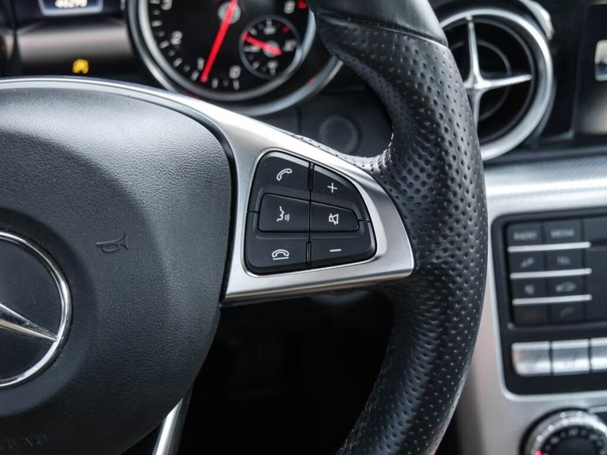 Mercedes-Benz SLC 180 Premium (8)