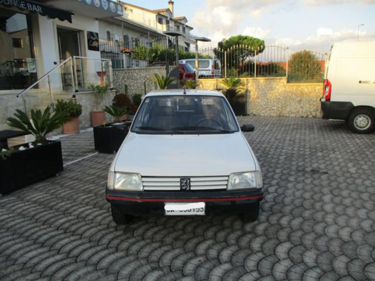 Peugeot 205 3 porte Look (2)
