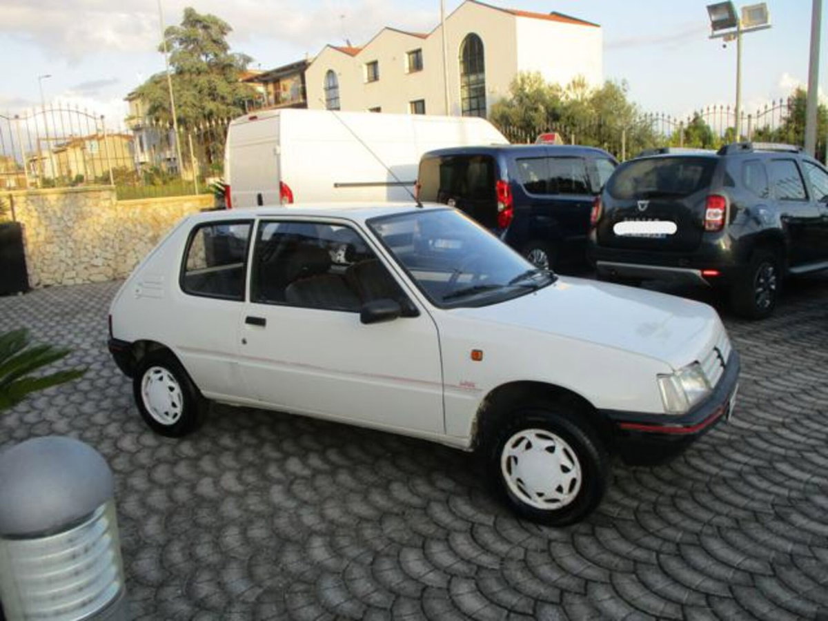 Peugeot 205 3 porte Look (3)