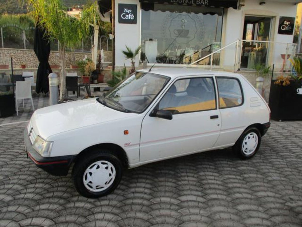 Peugeot 205 3 porte Look (4)