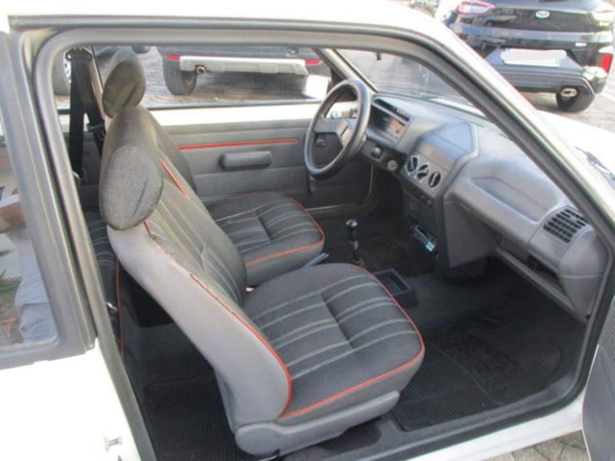 Peugeot 205 3 porte Look (8)