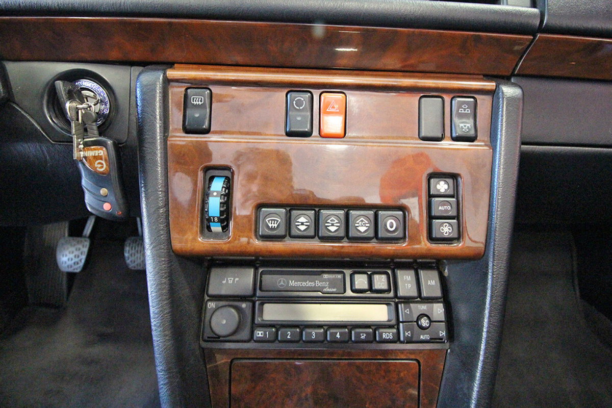 Mercedes-Benz 300 Cabrio 300 CE-24 cat Cabriolet (16)