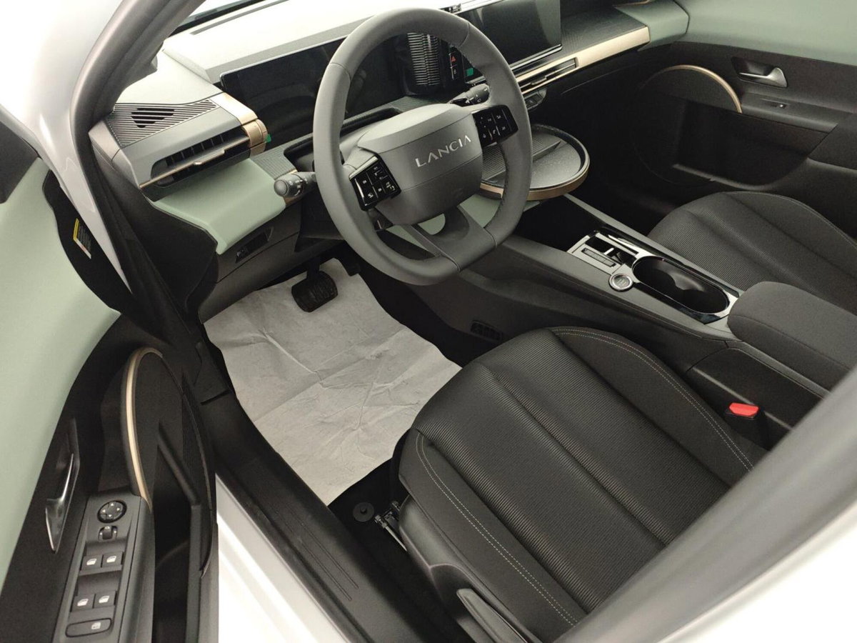 Lancia Ypsilon 1.2 mhev Edizione Limitata Cassina e-dct (8)