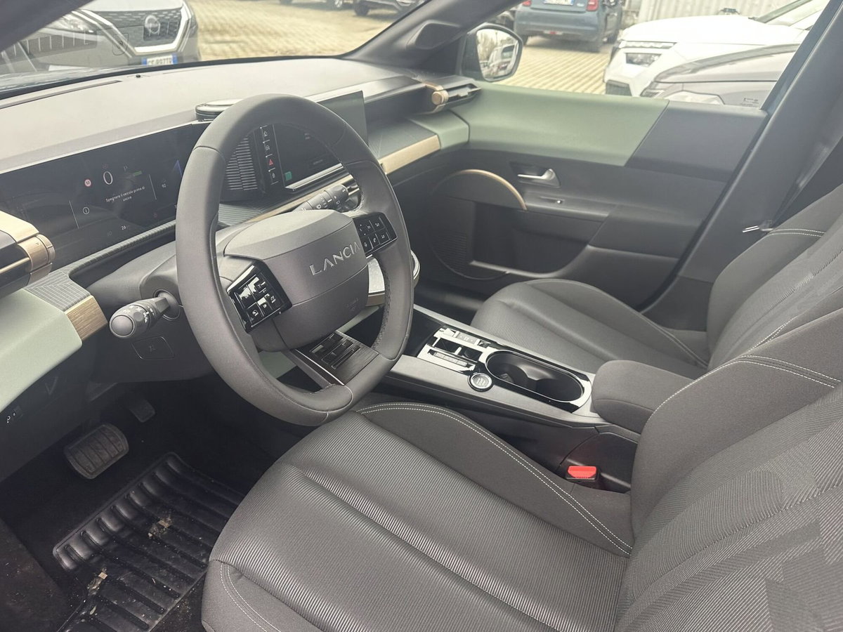 Lancia Ypsilon 54kWh LX 156cv (10)