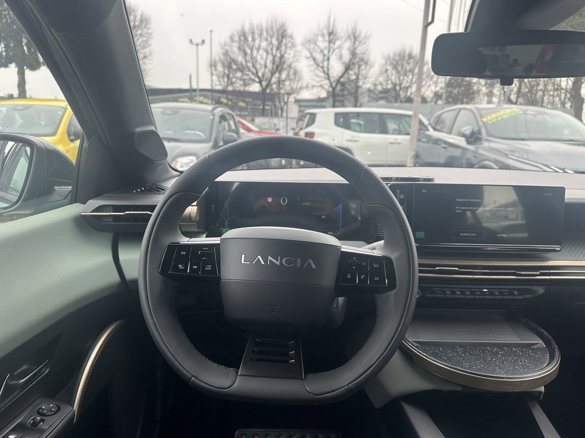 Lancia Ypsilon 54kWh LX 156cv (12)