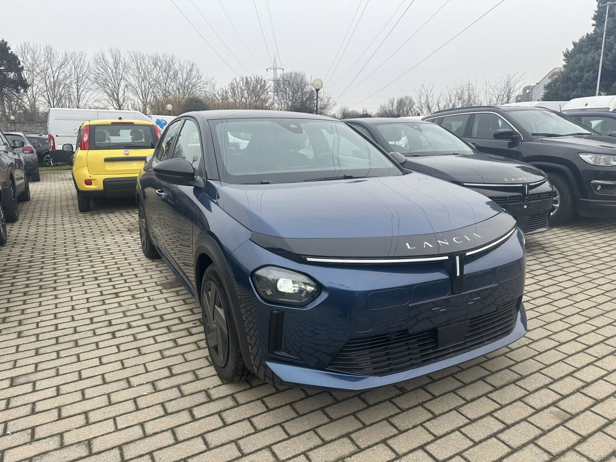 Lancia Ypsilon 54kWh LX 156cv (3)
