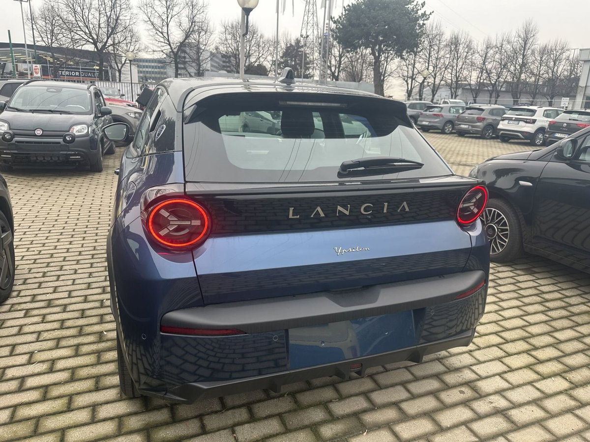 Lancia Ypsilon 54kWh LX 156cv (6)