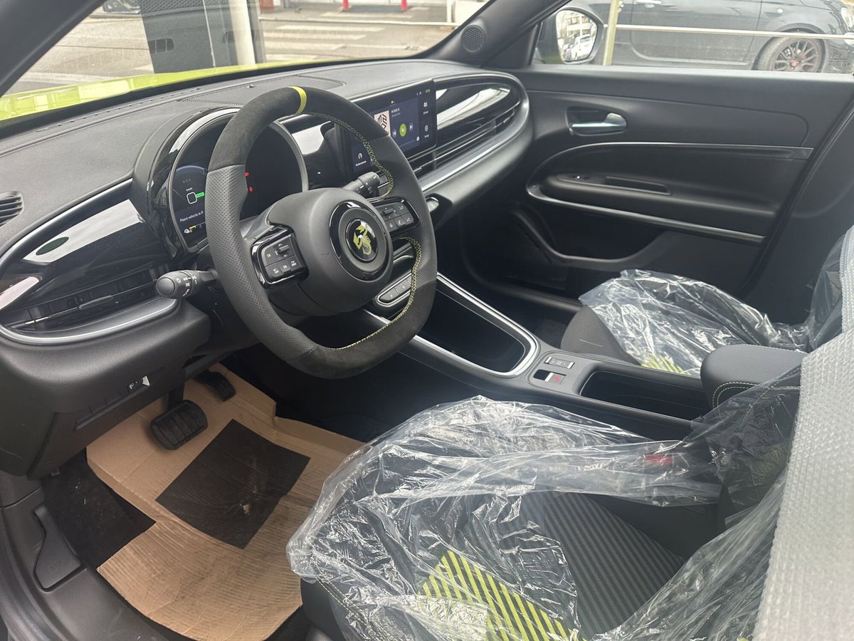 Abarth 600e 54kWh Turismo 240cv (13)