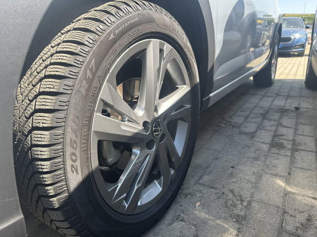 Volkswagen Taigo 1.0 TSI 110 CV R-Line (9)