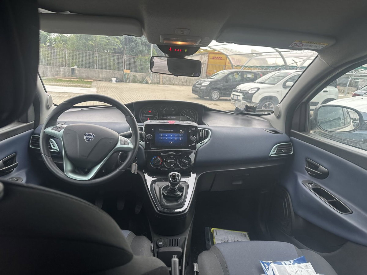 Lancia Ypsilon 1.0 FireFly 5 porte S&S Hybrid Gold Plus (11)