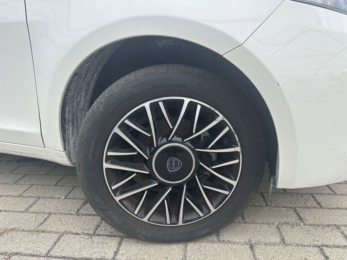 Lancia Ypsilon 1.0 FireFly 5 porte S&S Hybrid Gold Plus (8)