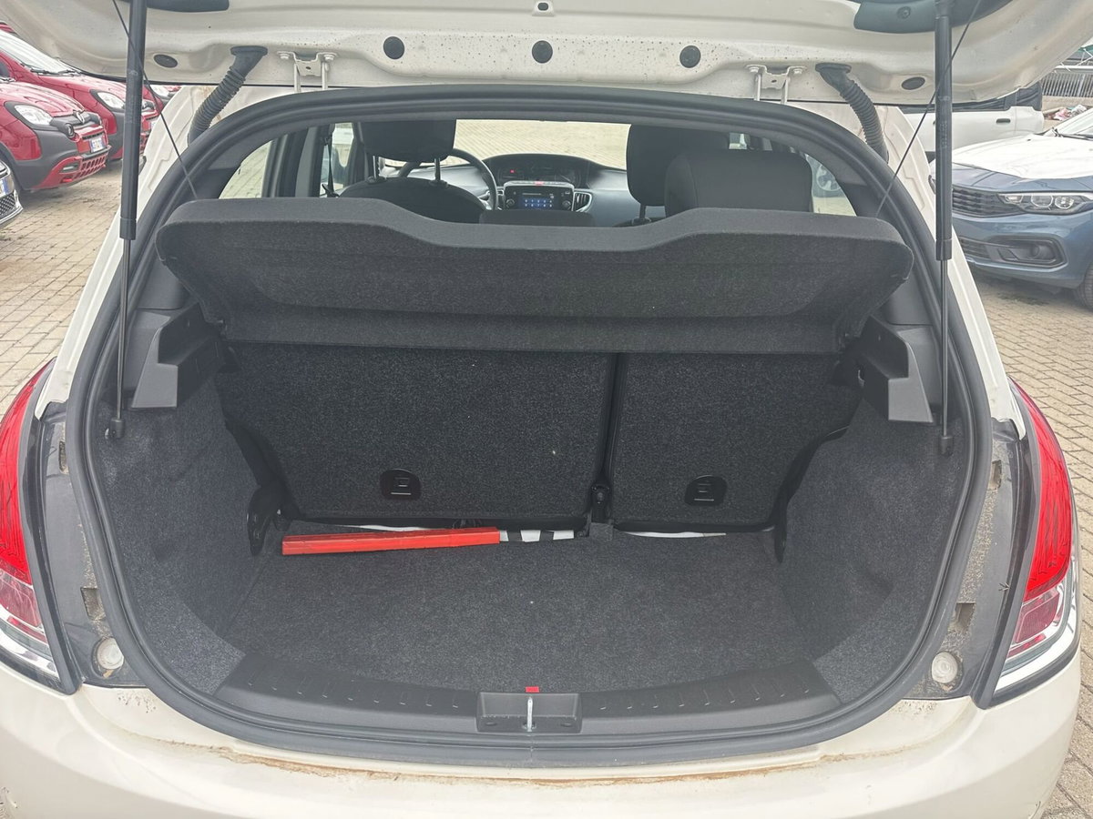 Lancia Ypsilon 1.0 FireFly 5 porte S&S Hybrid Gold Plus (9)