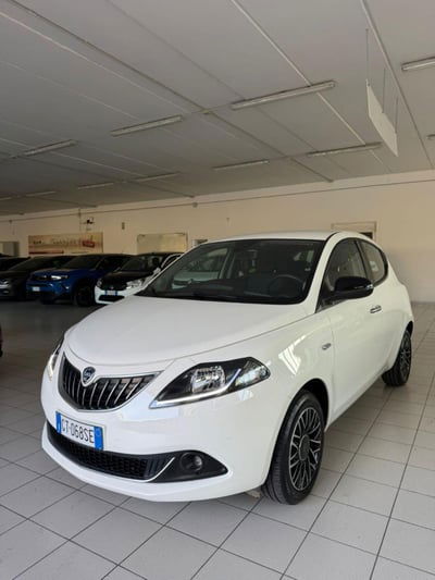Lancia Ypsilon 1.0 FireFly 5 porte S&S Hybrid Ecochic Silver usata