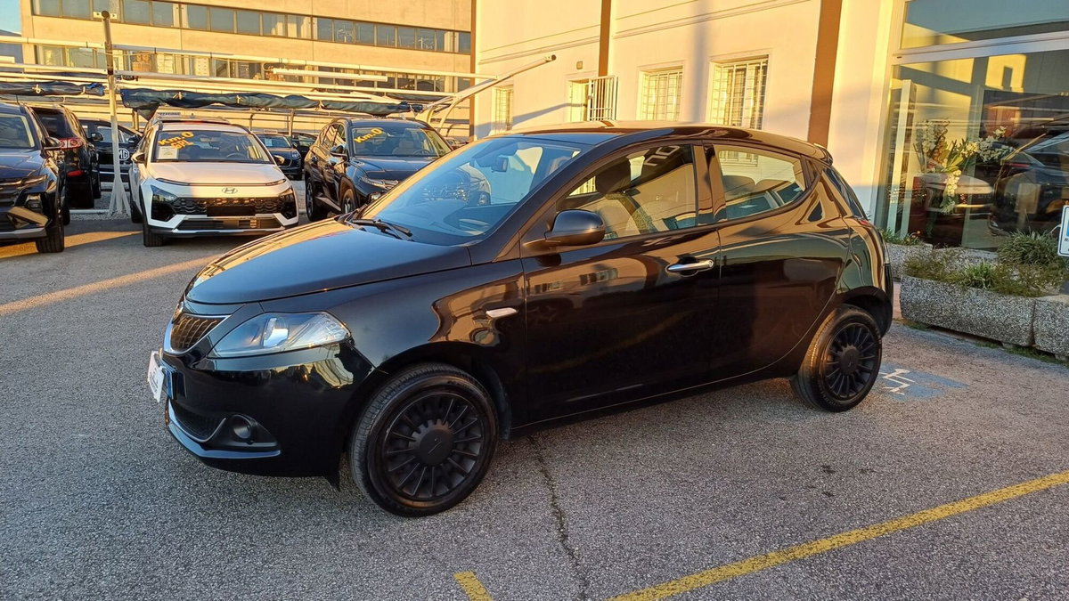 Lancia Ypsilon 1.0 FireFly 5 porte S&S Hybrid Ecochic Silver (2)