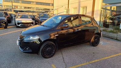 Lancia Ypsilon 1.0 FireFly 5 porte S&S Hybrid Ecochic Silver (2)