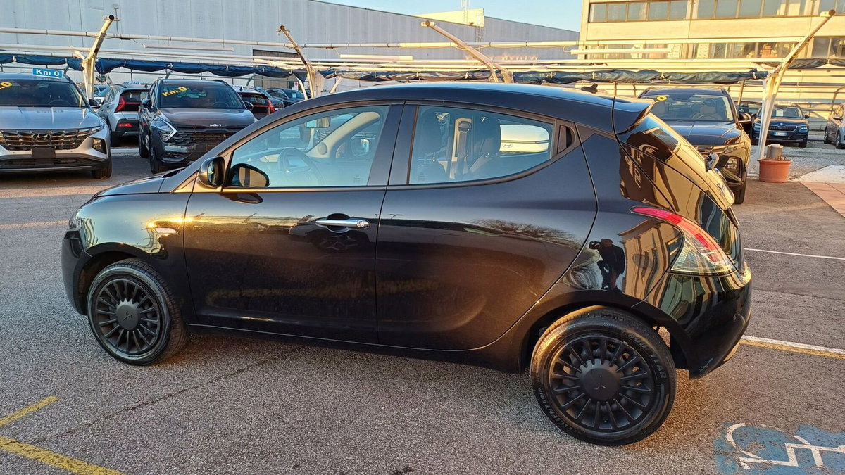 Lancia Ypsilon 1.0 FireFly 5 porte S&S Hybrid Ecochic Silver (3)