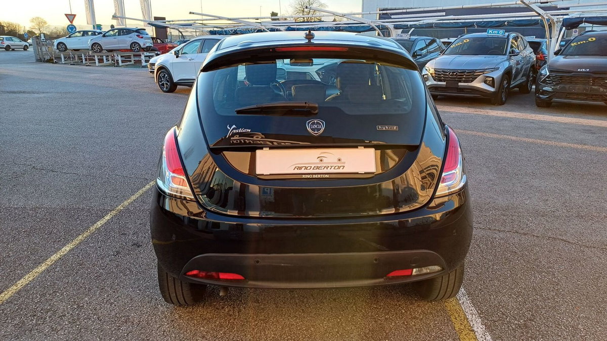 Lancia Ypsilon 1.0 FireFly 5 porte S&S Hybrid Ecochic Silver (4)